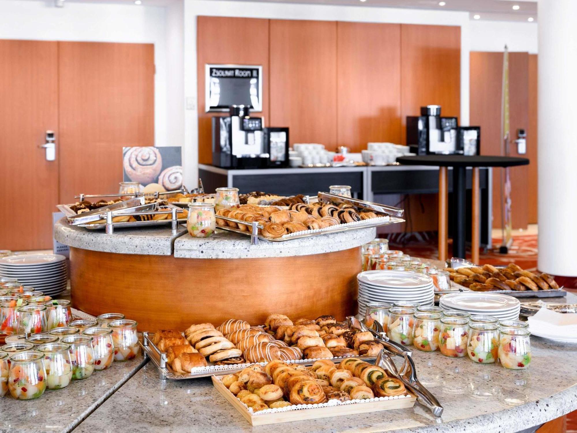 Moevenpick Centre Готель Будапешт