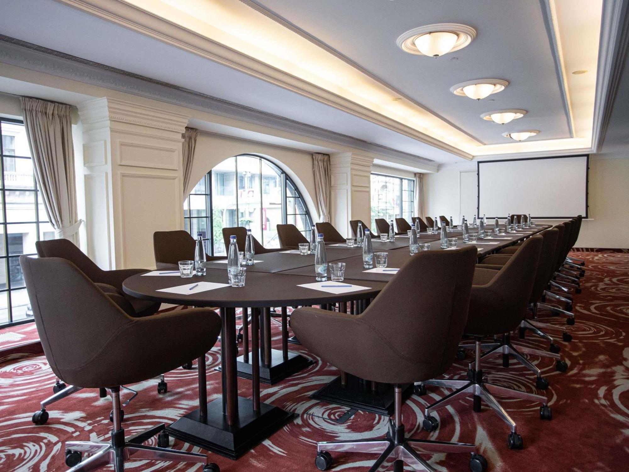 Отель Moevenpick Centre